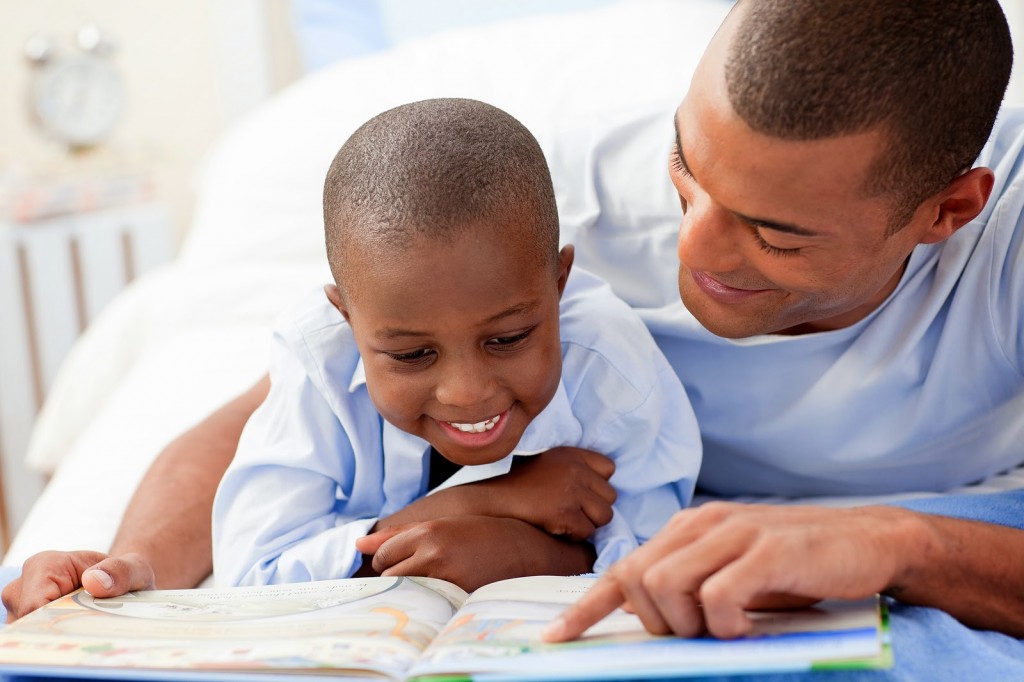 Como ajudar o seu filho ler com discernimento